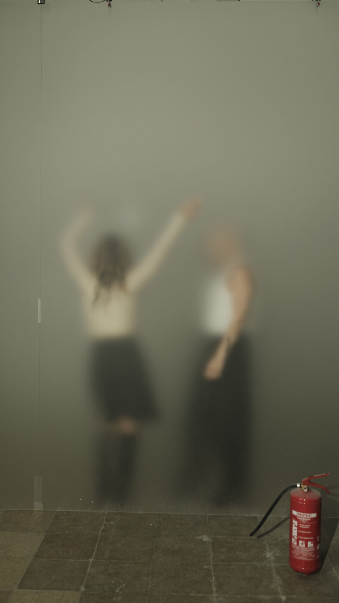 white tee, podcast-shooting in der halle