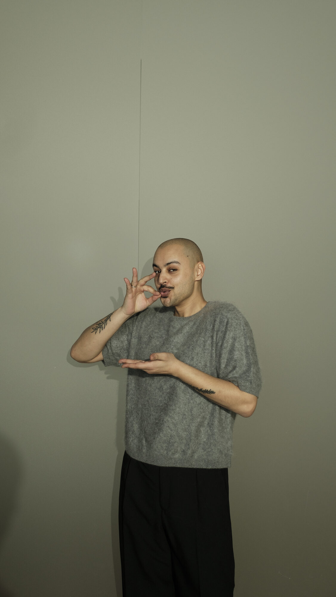 white tee, podcast-shooting in der halle