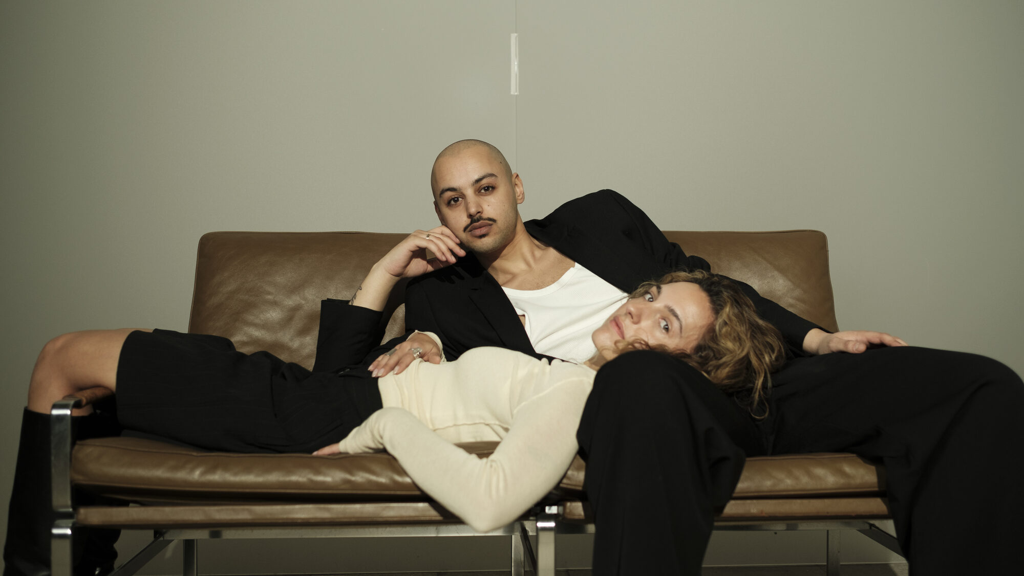 white tee, podcast-shooting in der halle