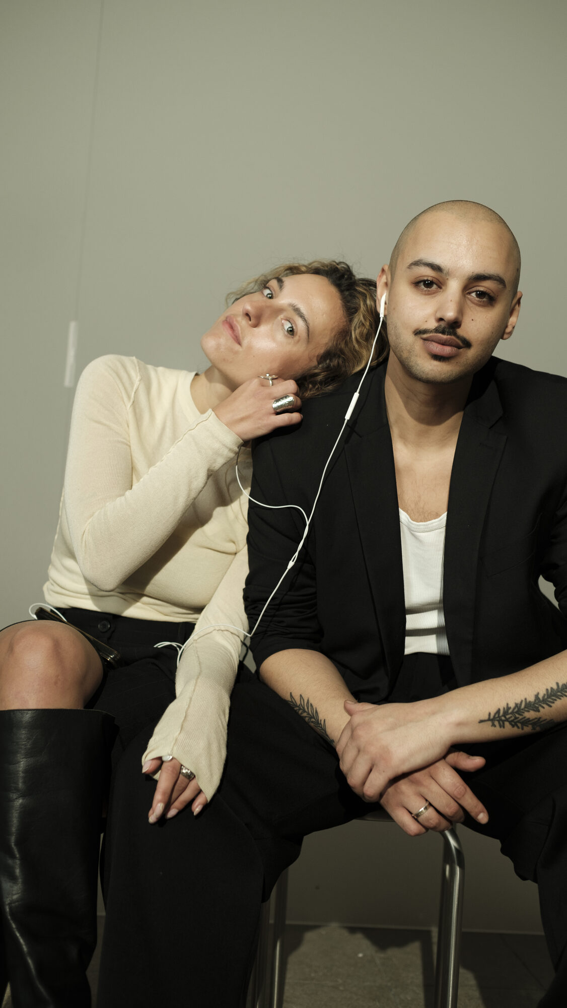 white tee, podcast-shooting in der halle