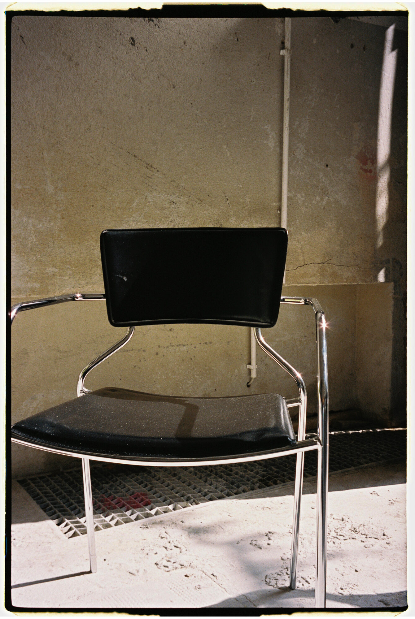chill and grill, blumen-installation in der halle