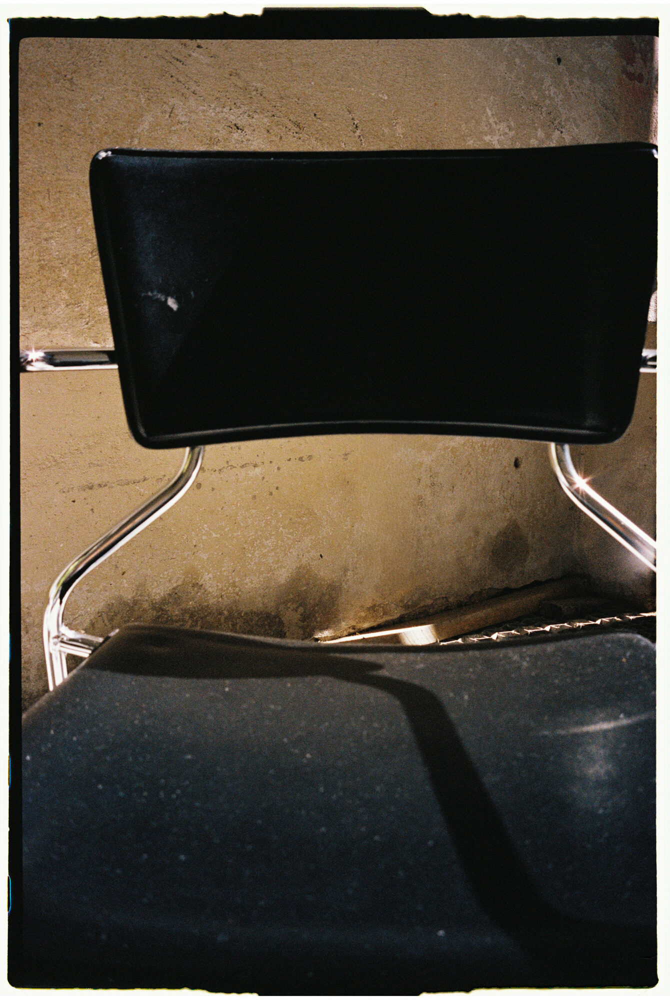chill and grill, blumen-installation in der halle