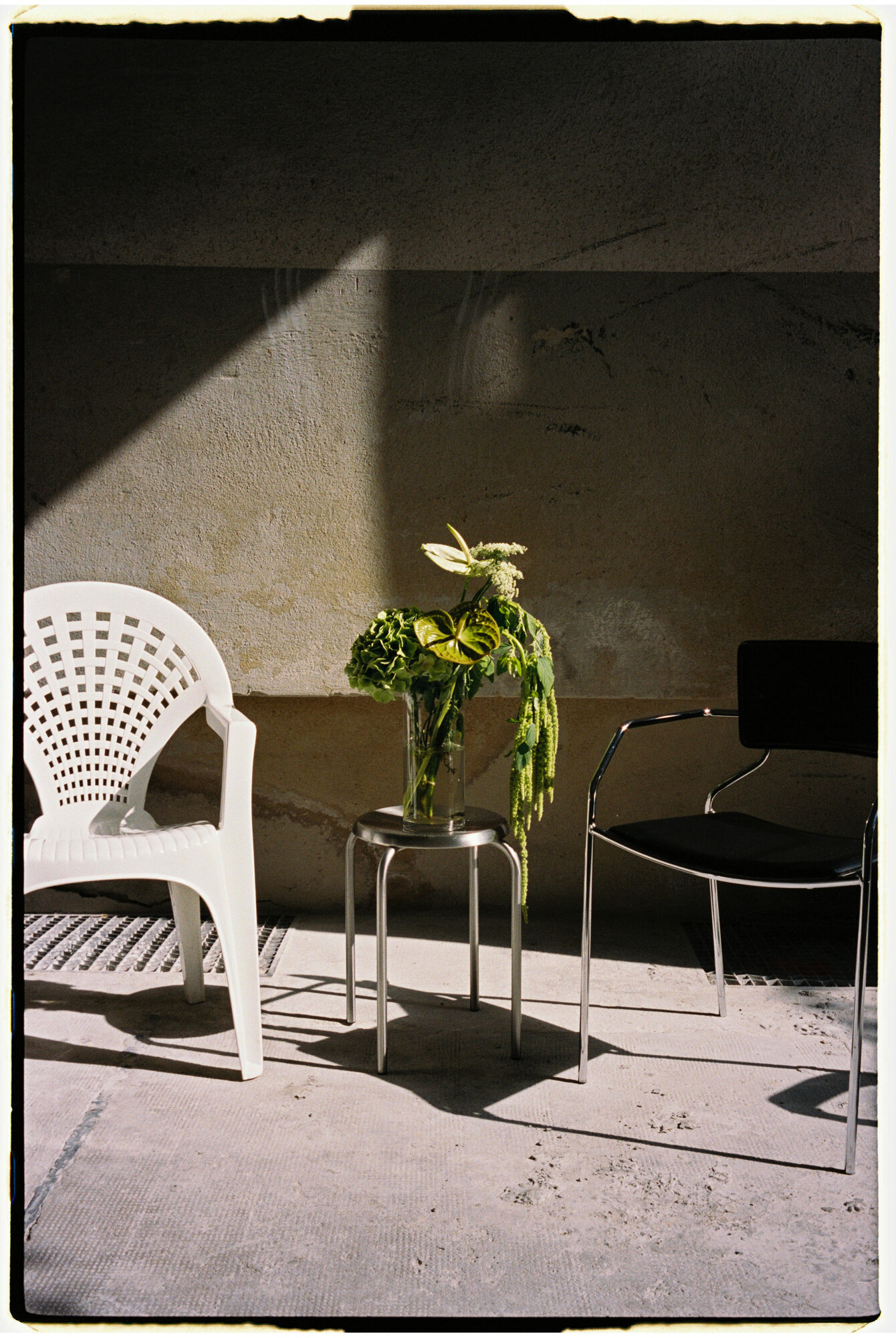chill and grill, blumen-installation in der halle