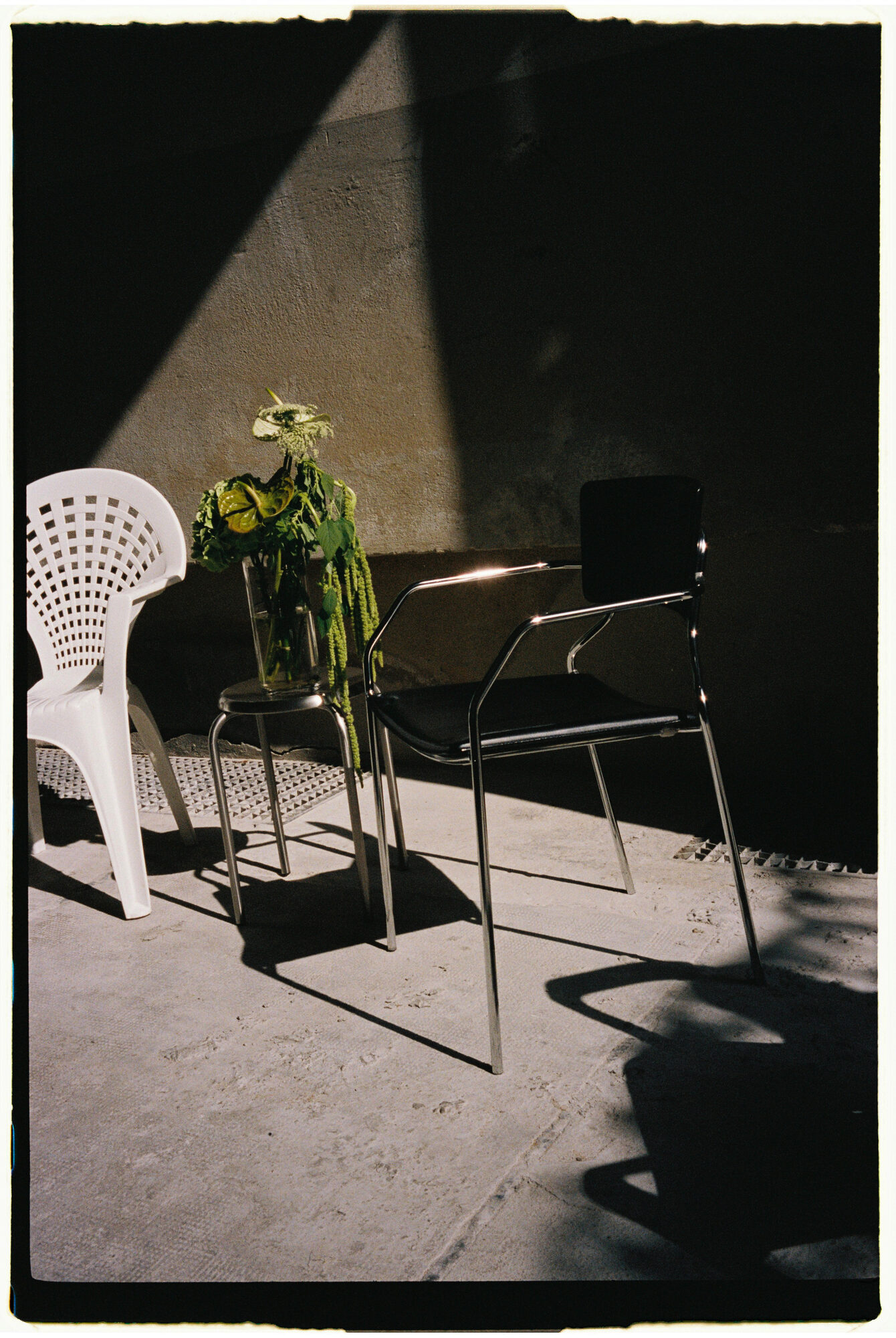 chill and grill, blumen-installation in der halle