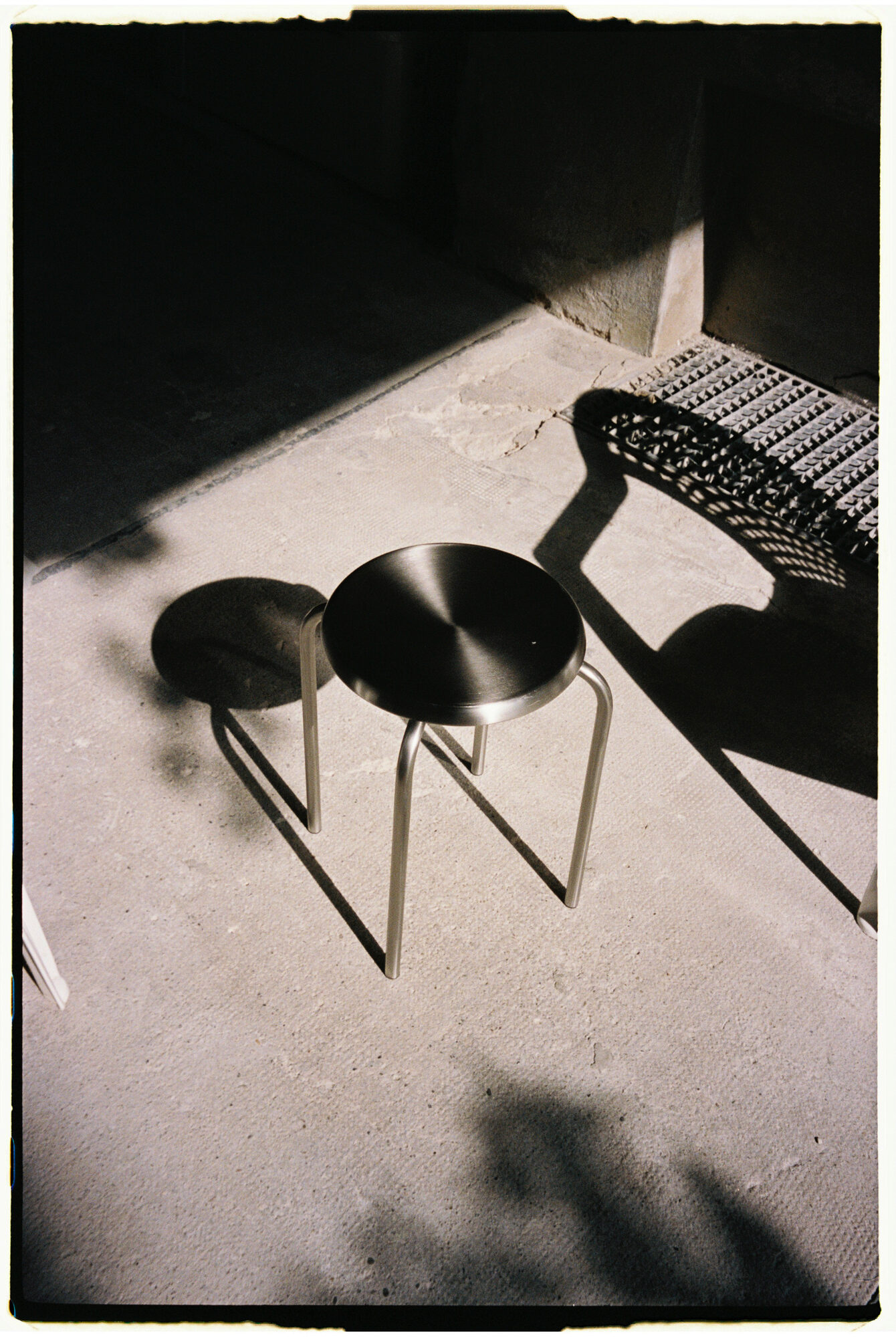chill and grill, blumen-installation in der halle