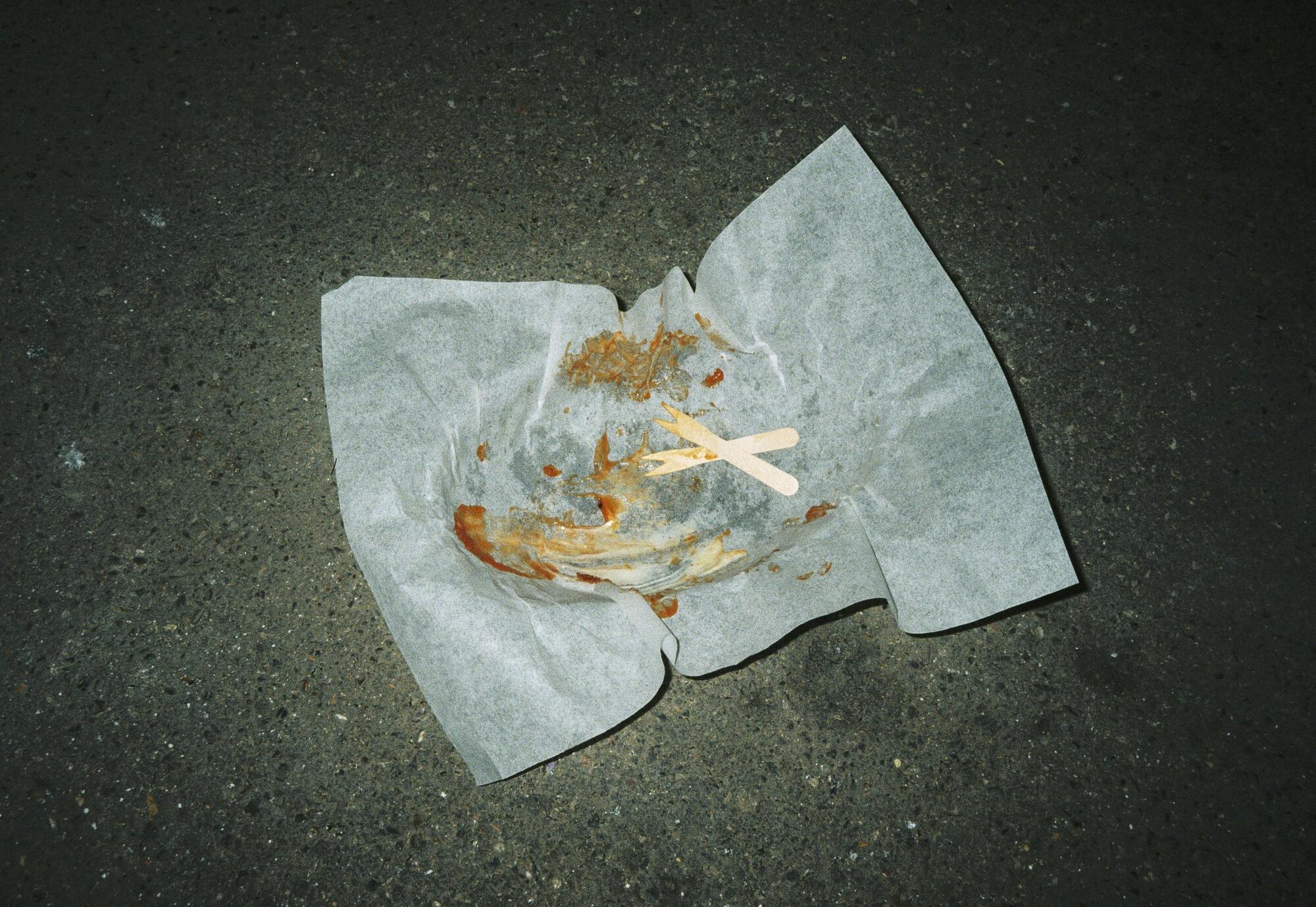 leeres pommes-papier auf dem asphalt